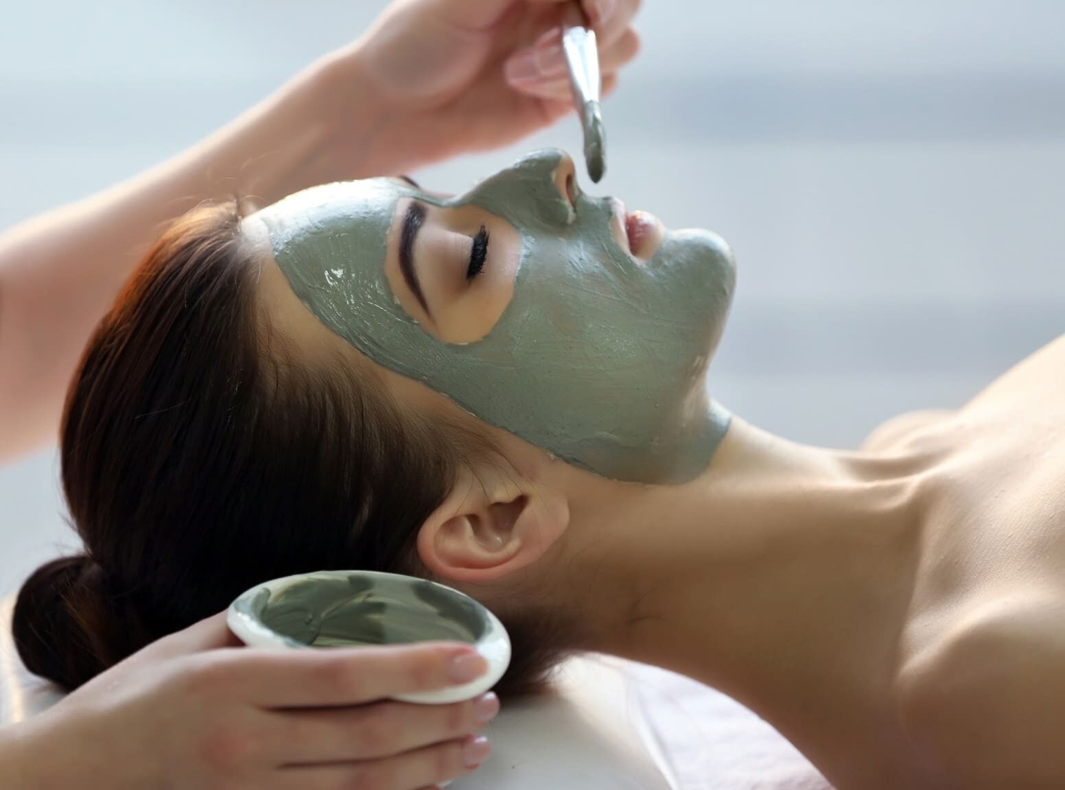 Gezichtsbehandeling met masker