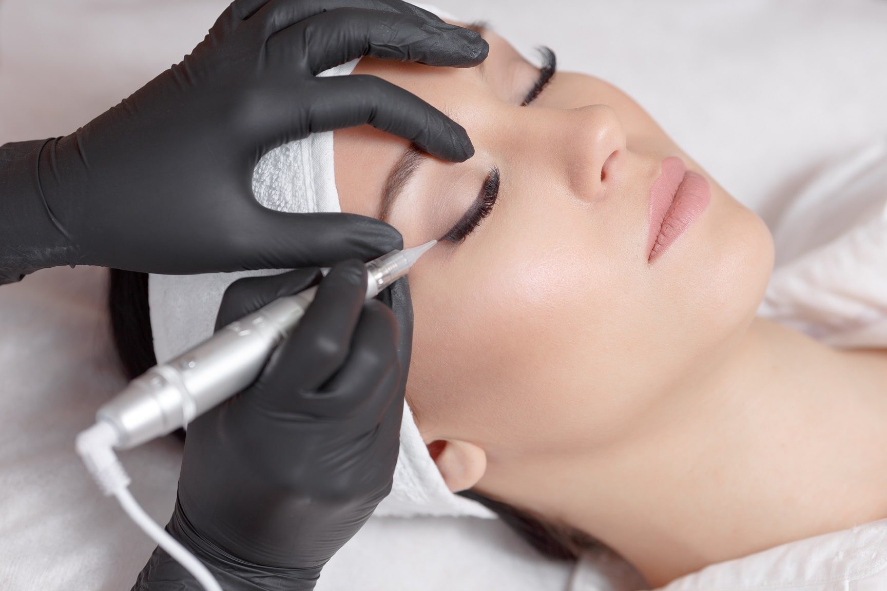 Permanente eyeliner wordt aangebracht