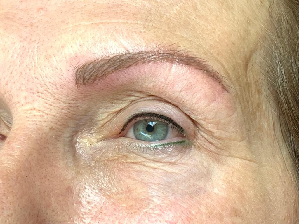 Wenkbrauwen en eyeliner met permanente make-up